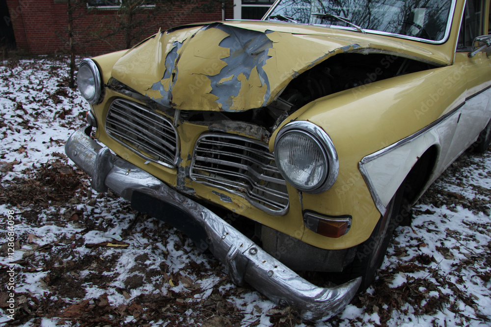 Fototapeta premium Damaged vintage car