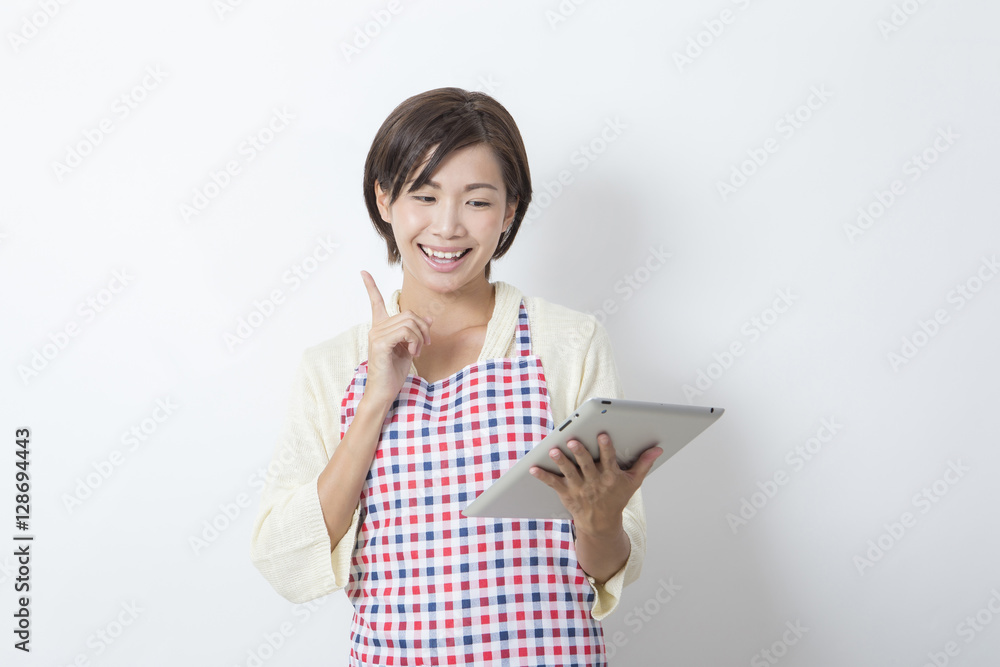 エプロンを付けた女性