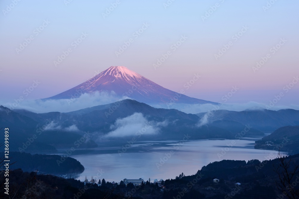 夜明けの富士山と湖