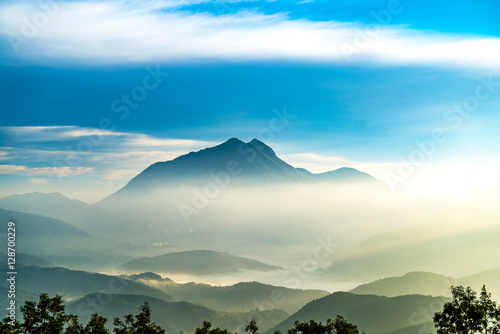 湯布院の夜明　朝霧