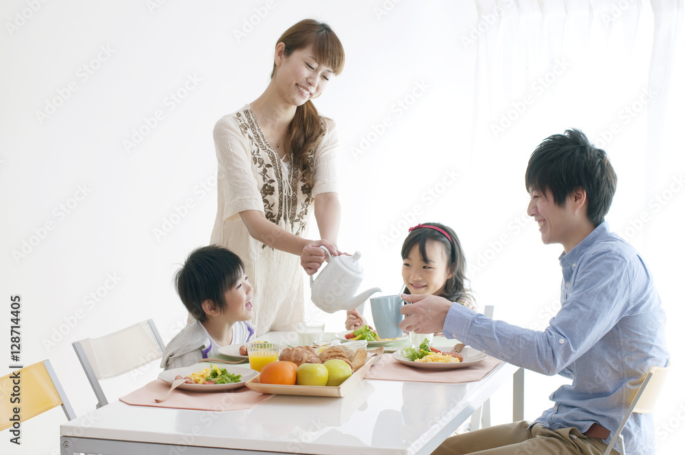 4人家族の朝食風景