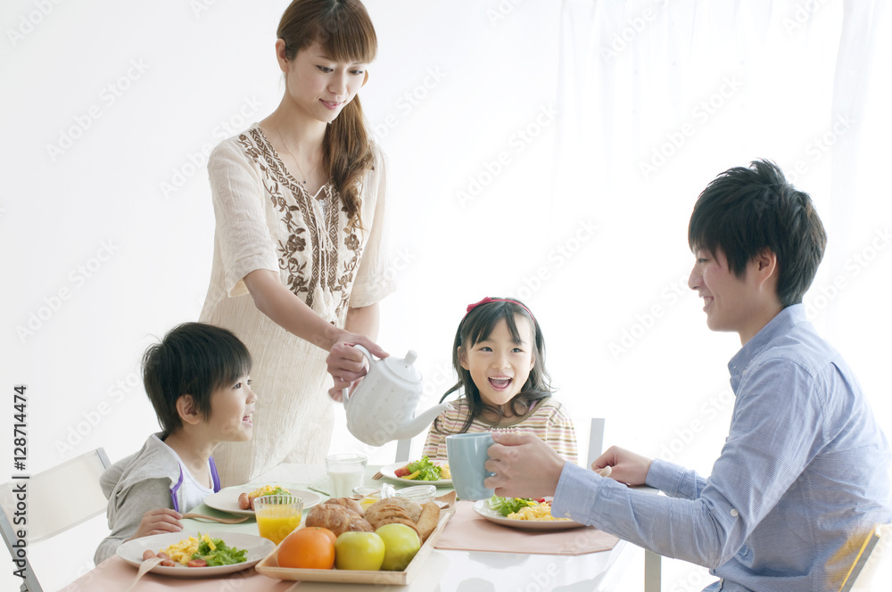 4人家族の朝食風景