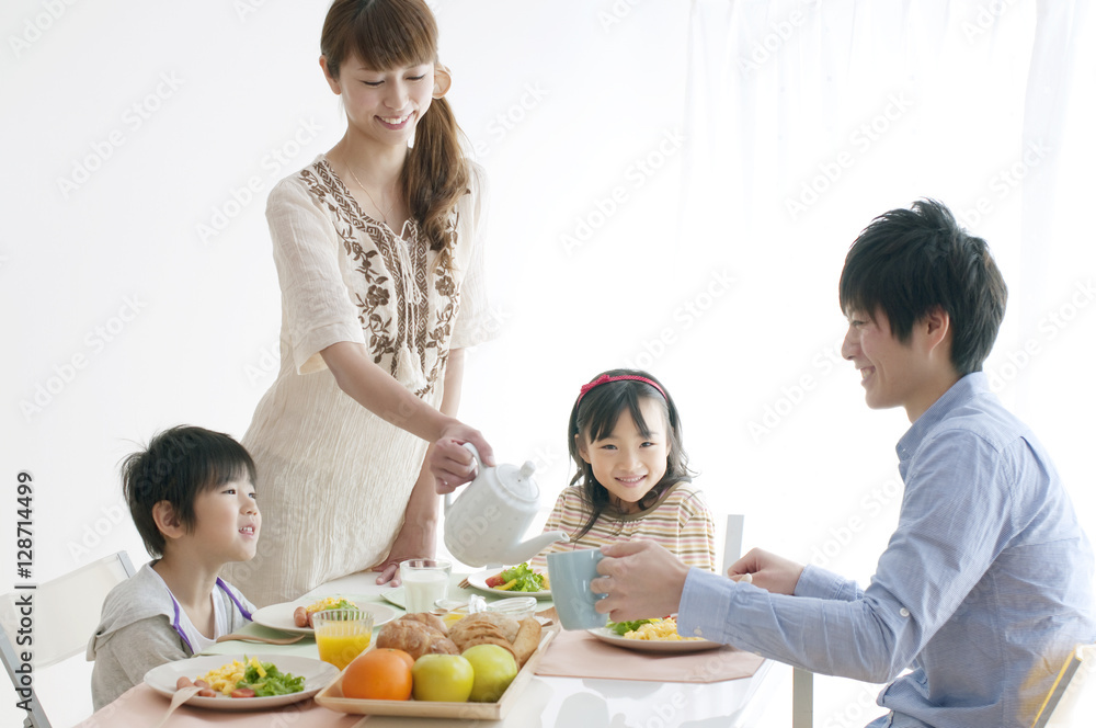 4人家族の朝食風景 4人家族の朝食風景
