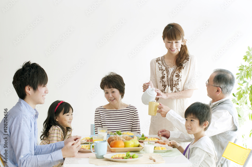 3世代家族の朝食風景 3世代家族の朝食風景