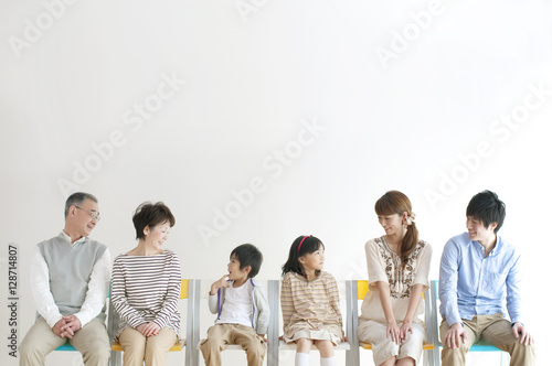 椅子に座る3世代家族