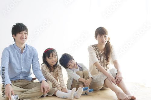 床に座る4人家族