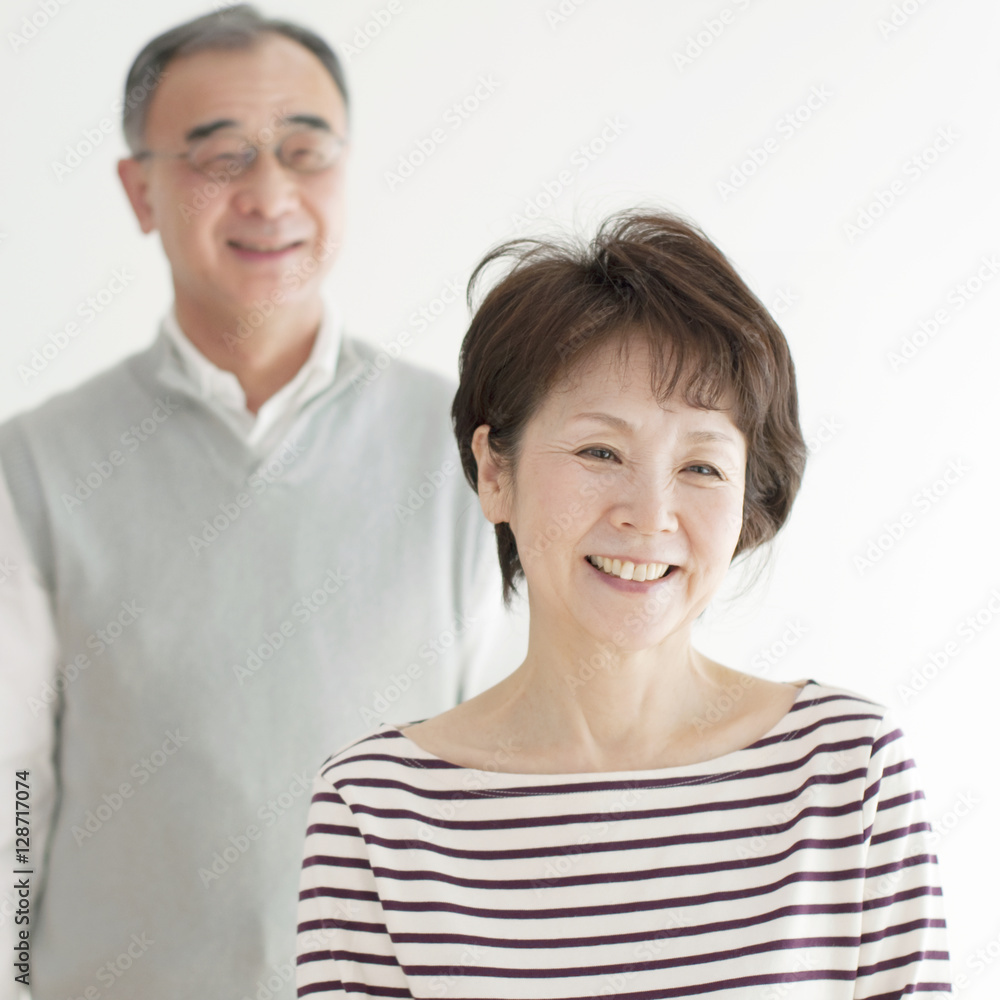 微笑むシニア夫婦のポートレート
