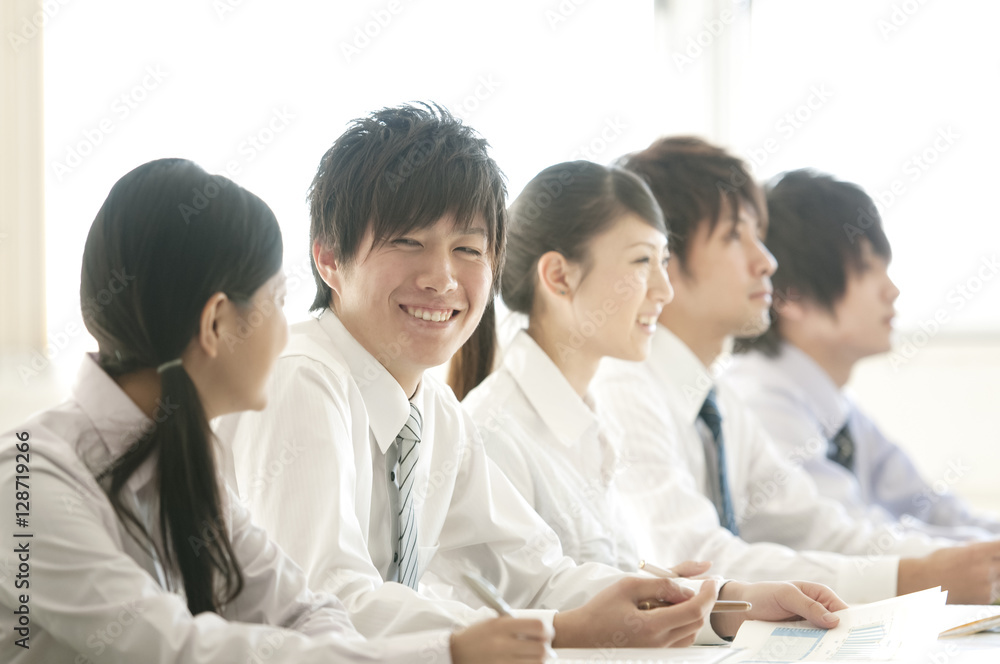 プレゼンを聞くビジネスマンとビジネスウーマン