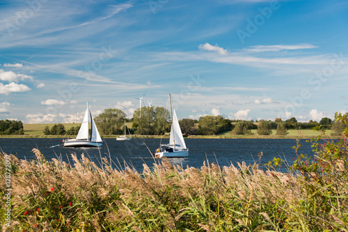 Segelyachten hart am Wind in der Schlei