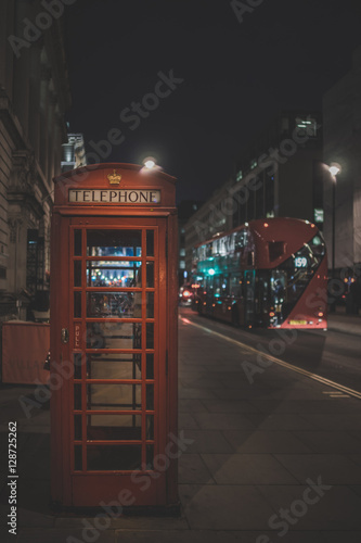 London Telefonzelle bei Nacht mit Bus im Hintergrund