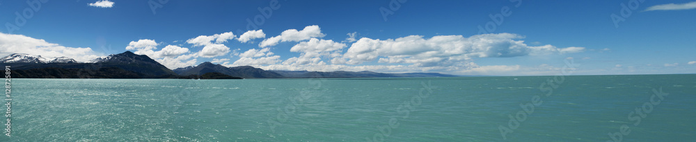 Fototapeta Patagonia, 23/11/2010: l'acqua azzurra del Lago Argentino, il più grande lago d'acqua dolce in Argentina, nel Parco Nazionale Los Glaciares, alimentato dal disgelo dei ghiacciai