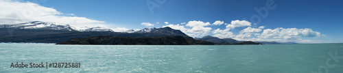 Patagonia  23 11 2010  l acqua azzurra del Lago Argentino  il pi   grande lago d acqua dolce in Argentina  nel Parco Nazionale Los Glaciares  alimentato dal disgelo dei ghiacciai