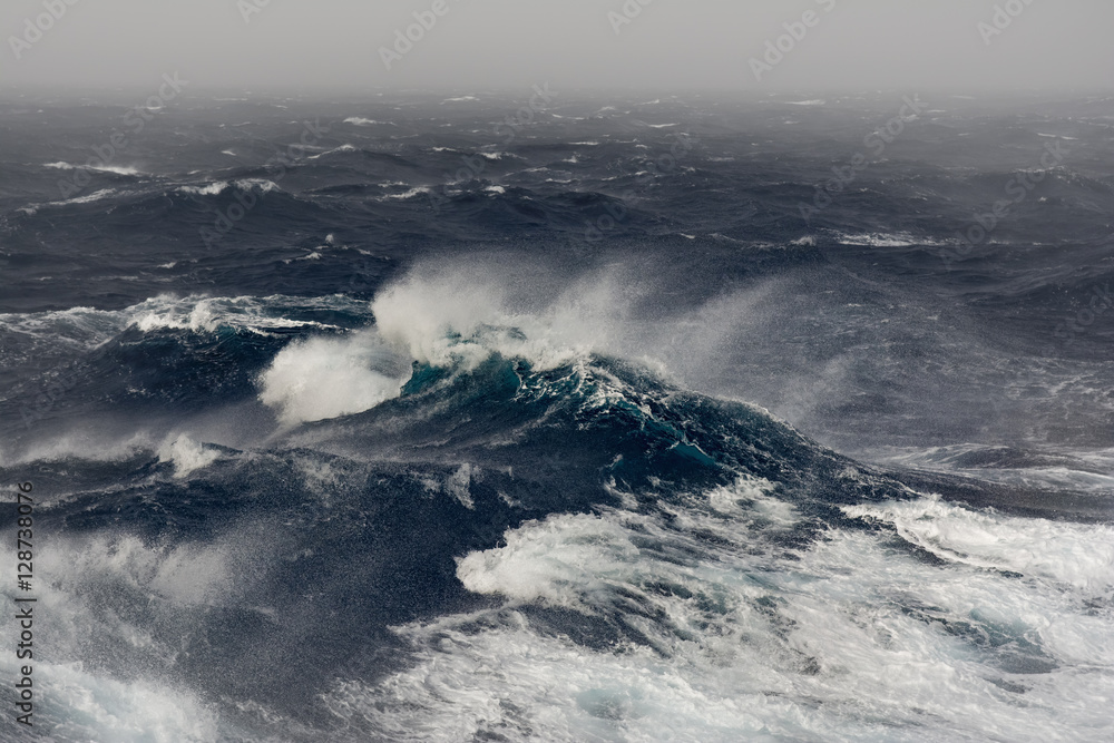 Obraz premium fala oceaniczna na Oceanie Indyjskim podczas burzy