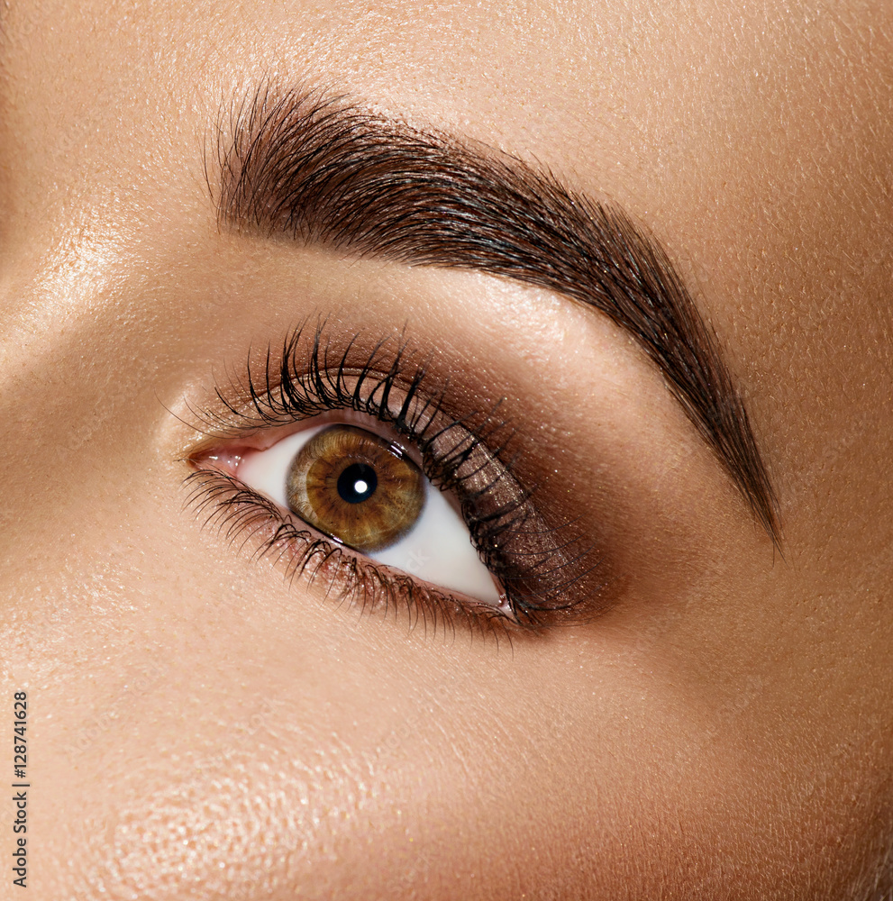 Obraz premium Piękno brunetki kobiety oko z perfect makeup