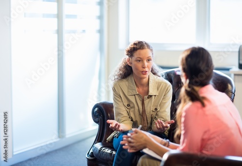 Fototapete Psychologist having session with her patient