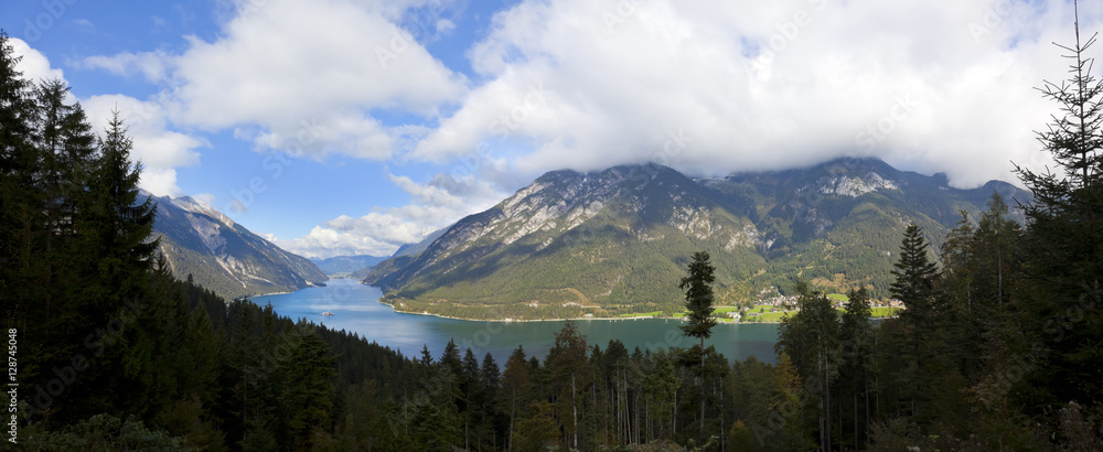 Panorama vom Achensee in Tirol.