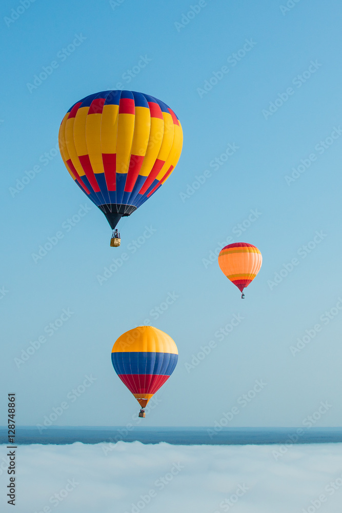 Obraz premium the balloon on the blue sky background