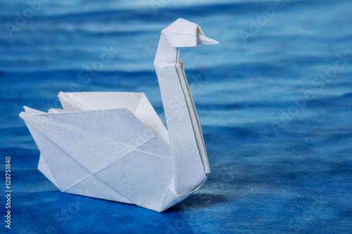 Fototapeta Naklejka Na Ścianę i Meble -  Origami paper white swan