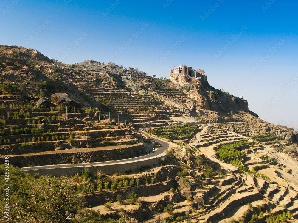 Φωτογραφία View to Manakha fortress and old city and terrace farming, Yemen