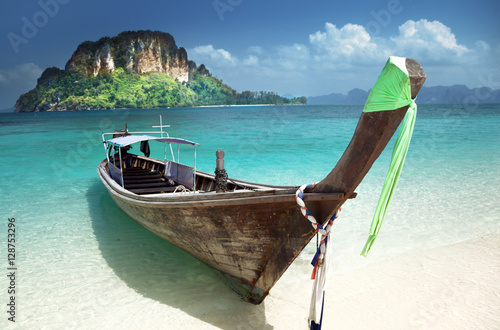 boat on small island in Thailand © Iakov Kalinin