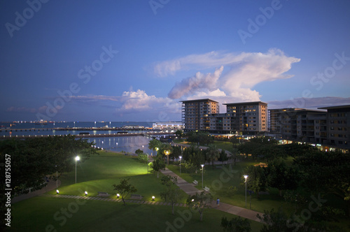 Fotografie Nuit tombante sur un port du Pacifique, Darwin, Australie