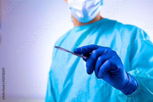 Fotografia Man surgeon holds a scalpel in an operating room