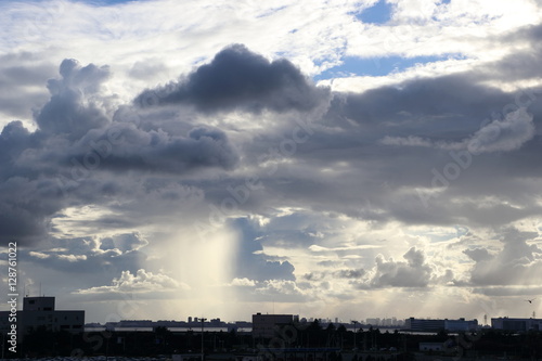 雲の切れ間から射す光 © applebeat