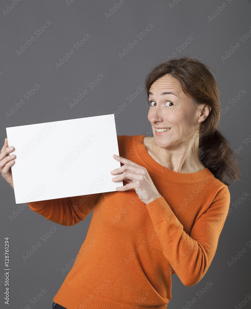 Naklejka premium fun beautiful woman holding a copy space message panel