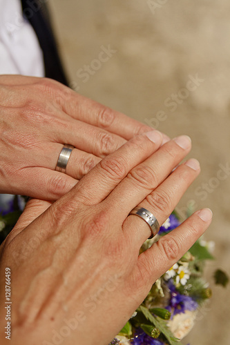 Hände mit Ringen zur Hochzeit nach Trauung
