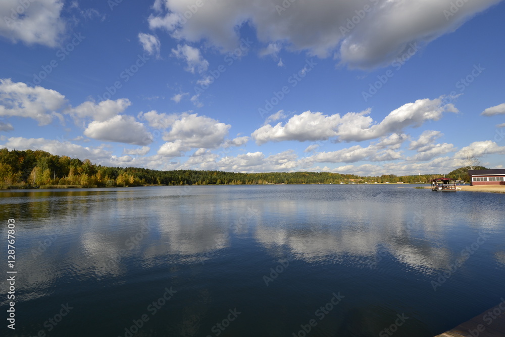 Голубое озеро с облаками осенью (Лыткарино)