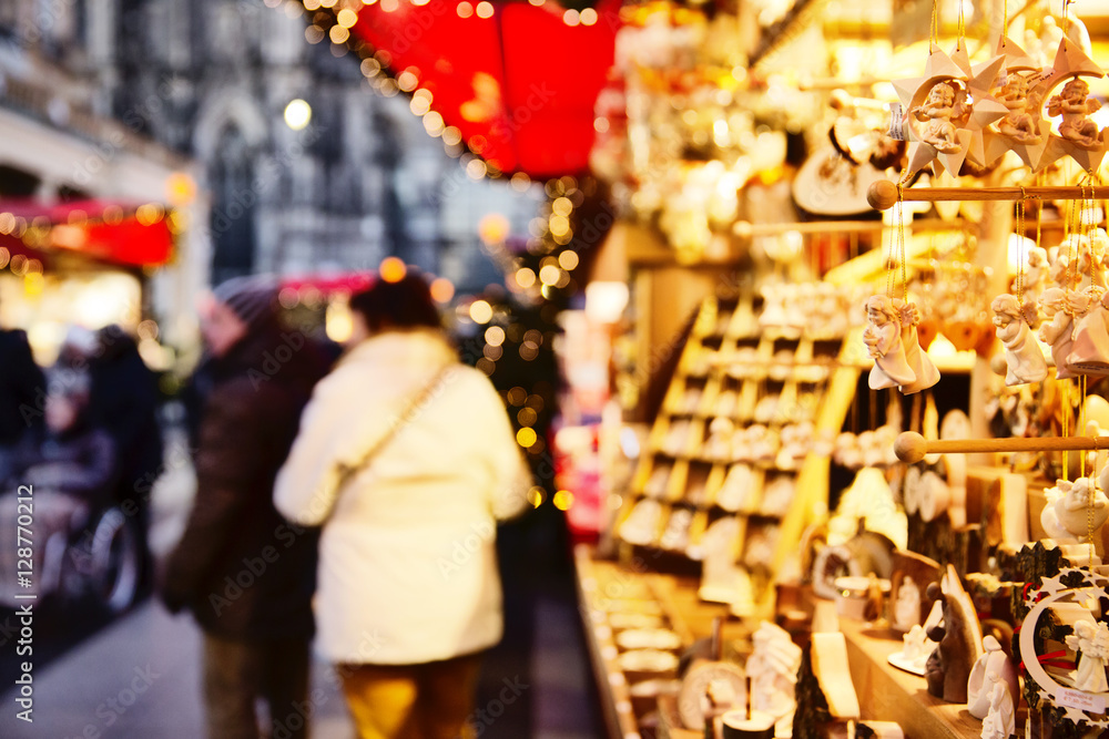 Bude mit Weihnachtsdekoration auf einem Weihnachtsmarkt Bude mit Weihnachtsdekoration auf einem Weihnachtsmarkt