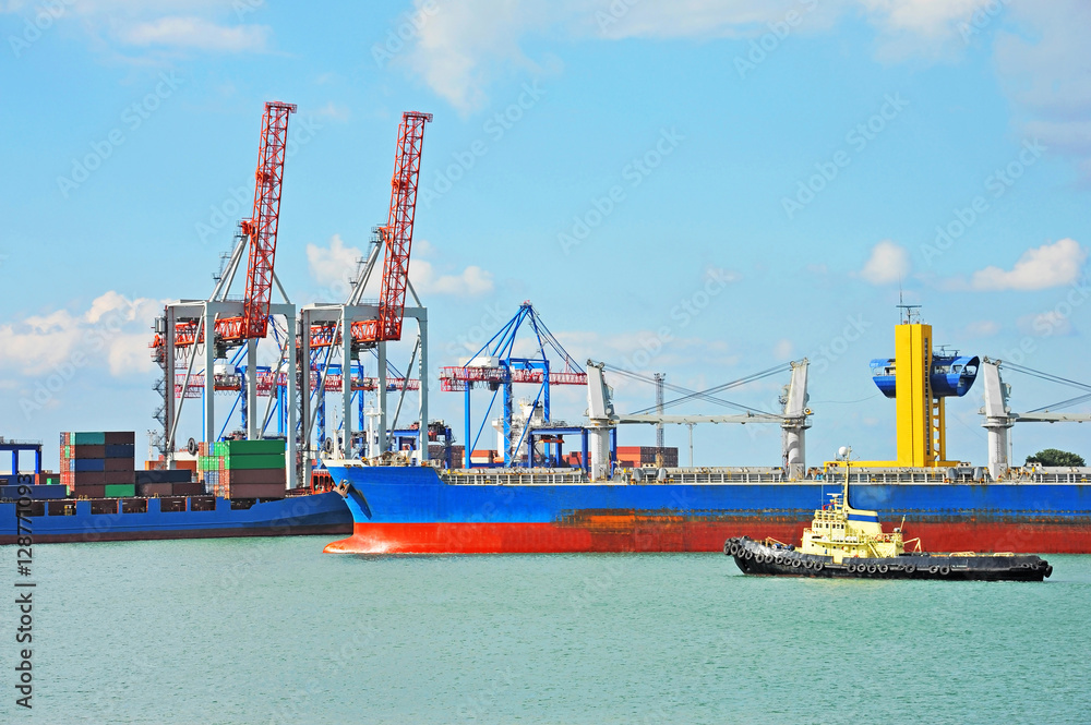 Tugboat assisting bulk cargo ship Tugboat assisting bulk cargo ship