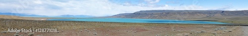 Patagonia, 23/11/2010: l'acqua azzurra del Lago Argentino, il più grande lago d'acqua dolce in Argentina, nel Parco Nazionale Los Glaciares, alimentato dal disgelo dei ghiacciai