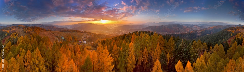 Naklejka premium Kolorowy zachód słońca w górach