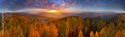 Obraz Kolorowy zachód słońca w górach