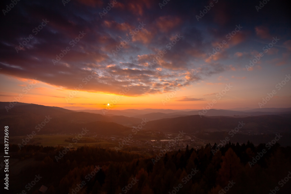 Fototapeta premium Kolorowy zachód słońca w górach