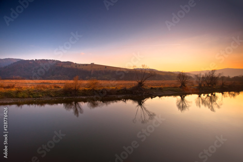 Zachód słońca nad rzeka Poprad w Muszynie