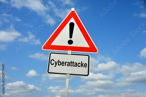 Cyberattacke, Cyberkriminalität, Hackerangriff, Datenschutz, Computersicherheit, Trojaner, Schild, Achtung, symbolisch, Netzwerke, Computervirus 