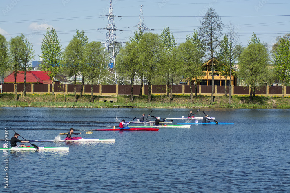 Obraz premium Competition in canoes on the river 
