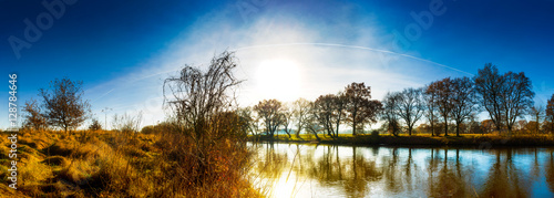 Panorama einer Landschaft am Fluss im Herbst