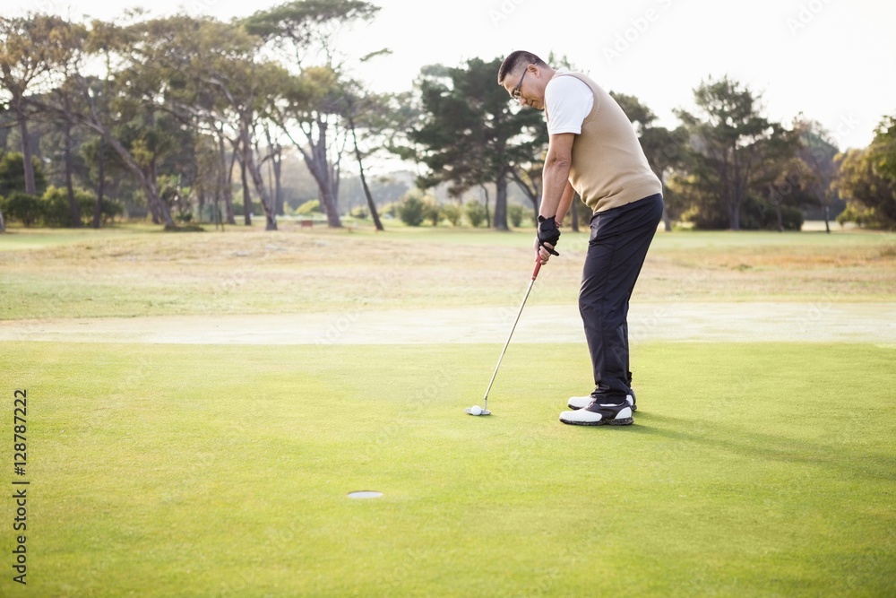 Fototapeta premium Profile view of sportsman playing golf
