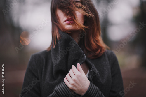 Canvas Print Beautiful young woman in autumn Park