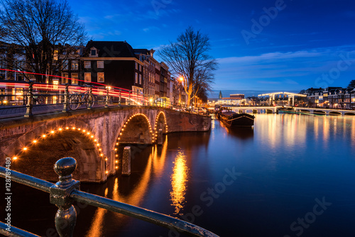 Fotografía Canals and Bridges in Amsterdam Netherlands around dusk.