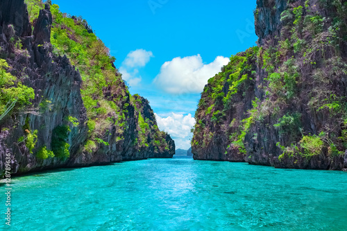 Piękna tropikalna błękitna laguna. Sceniczny krajobraz z morze podpalanymi i halnymi wyspami, El Nido, Palawan, Filipiny, Azja Południowo-Wschodnia. Egzotyczna sceneria. Popularny punkt orientacyjny, sławny cel Filipin