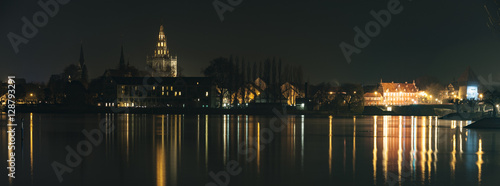 Konstanzer Münster bei Nacht mit Spiegelung im Wasser