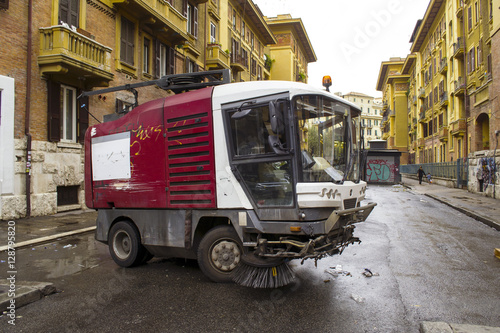 Quadro su tela pulizia del manto stradale a Roma