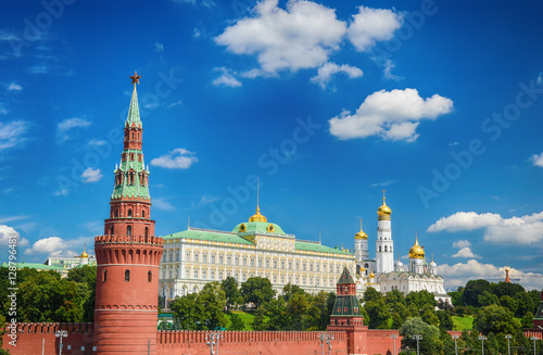 Fototapeta Naklejka Na Ścianę i Meble -  View of the Kremlin from the bridge