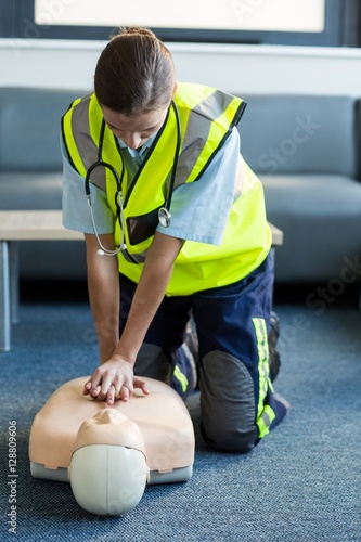 Foto Female paramedic during cardiopulmonary resuscitation training