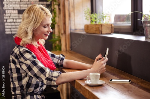 Young woman using digital tablet in cafeteria © WavebreakmediaMicro