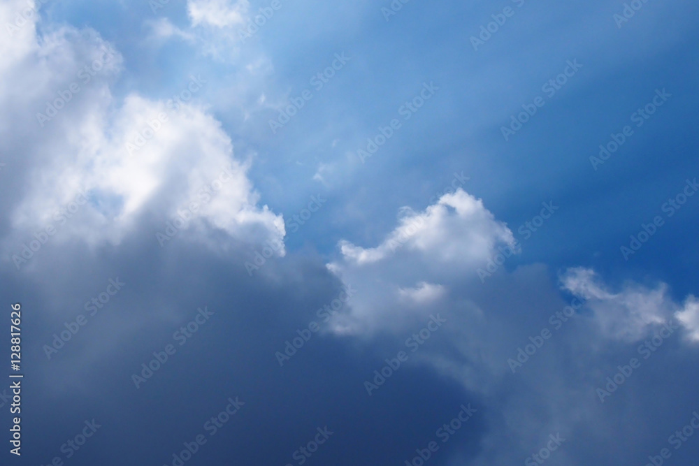 雲が流れる様子と天使のはしご